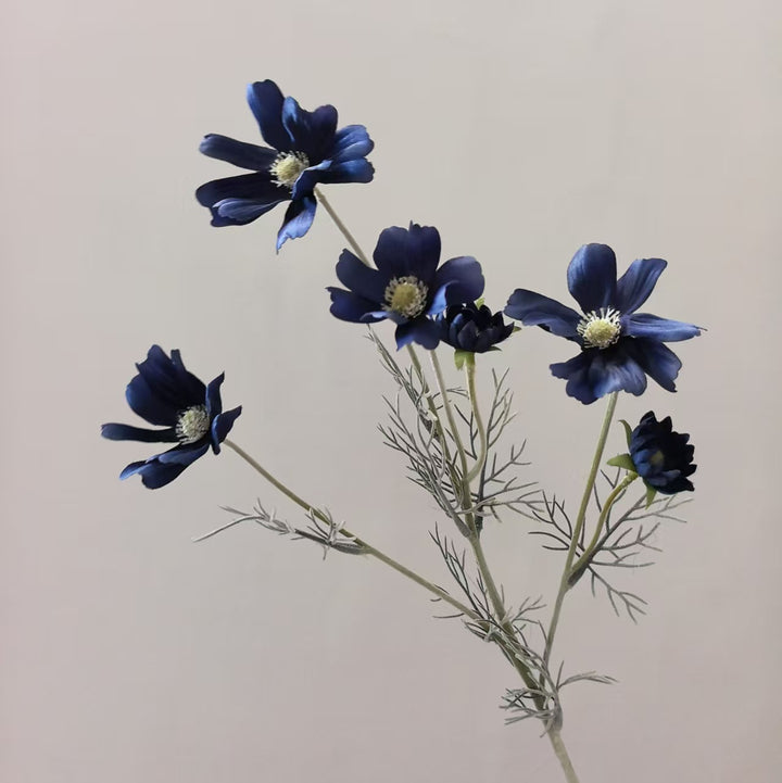 Lebensechte Cosmos-Blume Stiel