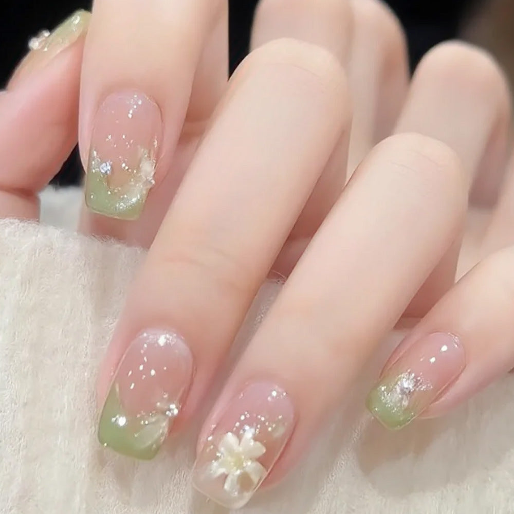 Kunstnägel mit Floralen Akzenten und Glitzer Karnz
