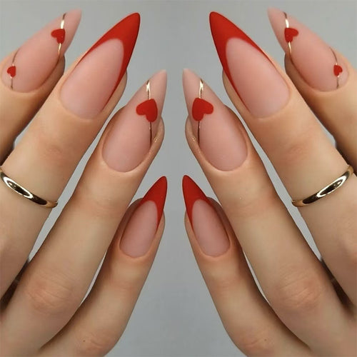 Künstlerische Herz-verzierte Nagelkunst Karnz