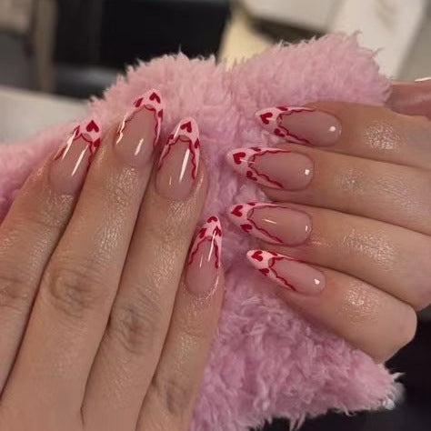 Kunstnagelset mit eleganten Herzspitzen und kreativen Akzenten Karnz