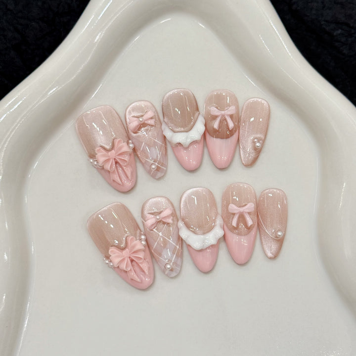 Dekoratives Press-On Nagelkunst-Set mit floralen und verspielten Designs