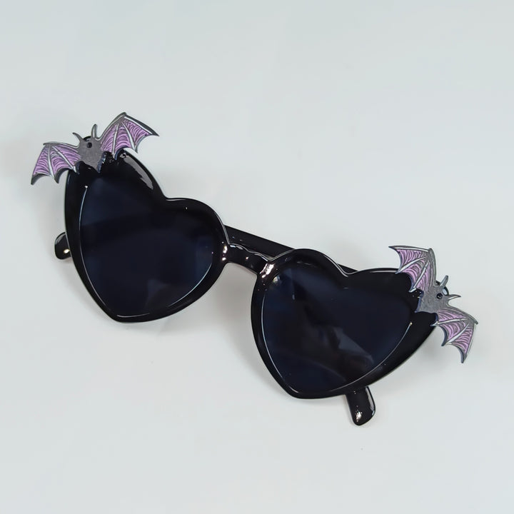 Herzförmige Sonnenbrille mit Fledermausakzenten Karnz