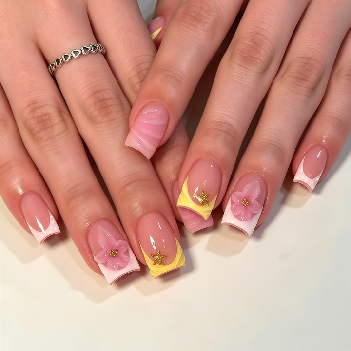 Dekorative Press-On Nagelkunst Tipps mit floralen Akzenten Karnz