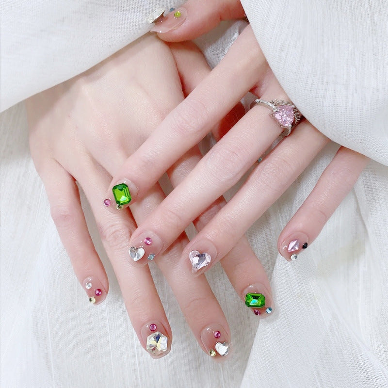 Kunstnagelset mit funkelnden 3D-Applikationen und wunderschönen Herzmotiven Karnz