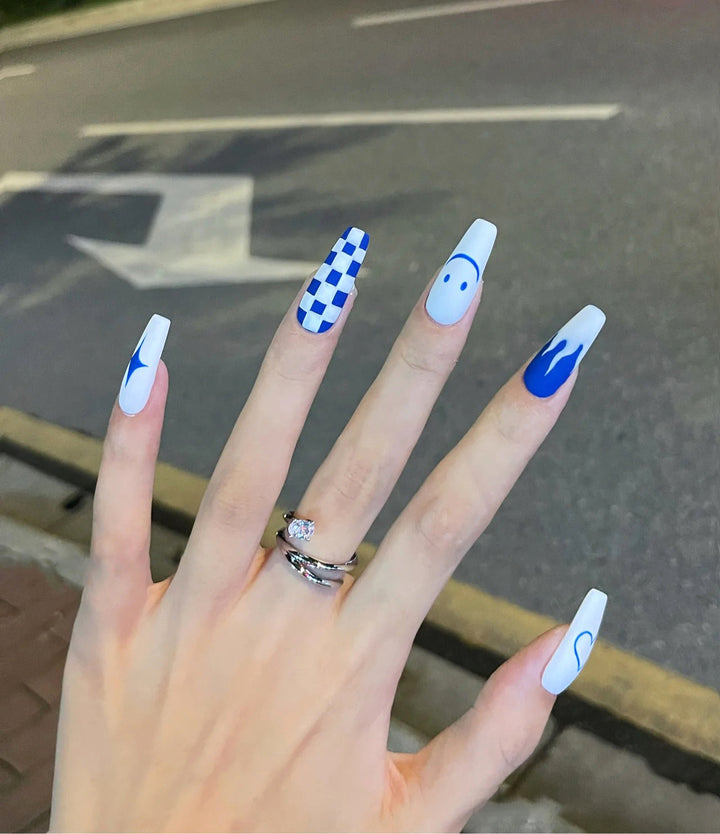 Kunstnagelset mit kreativem geometrischen Design Karnz