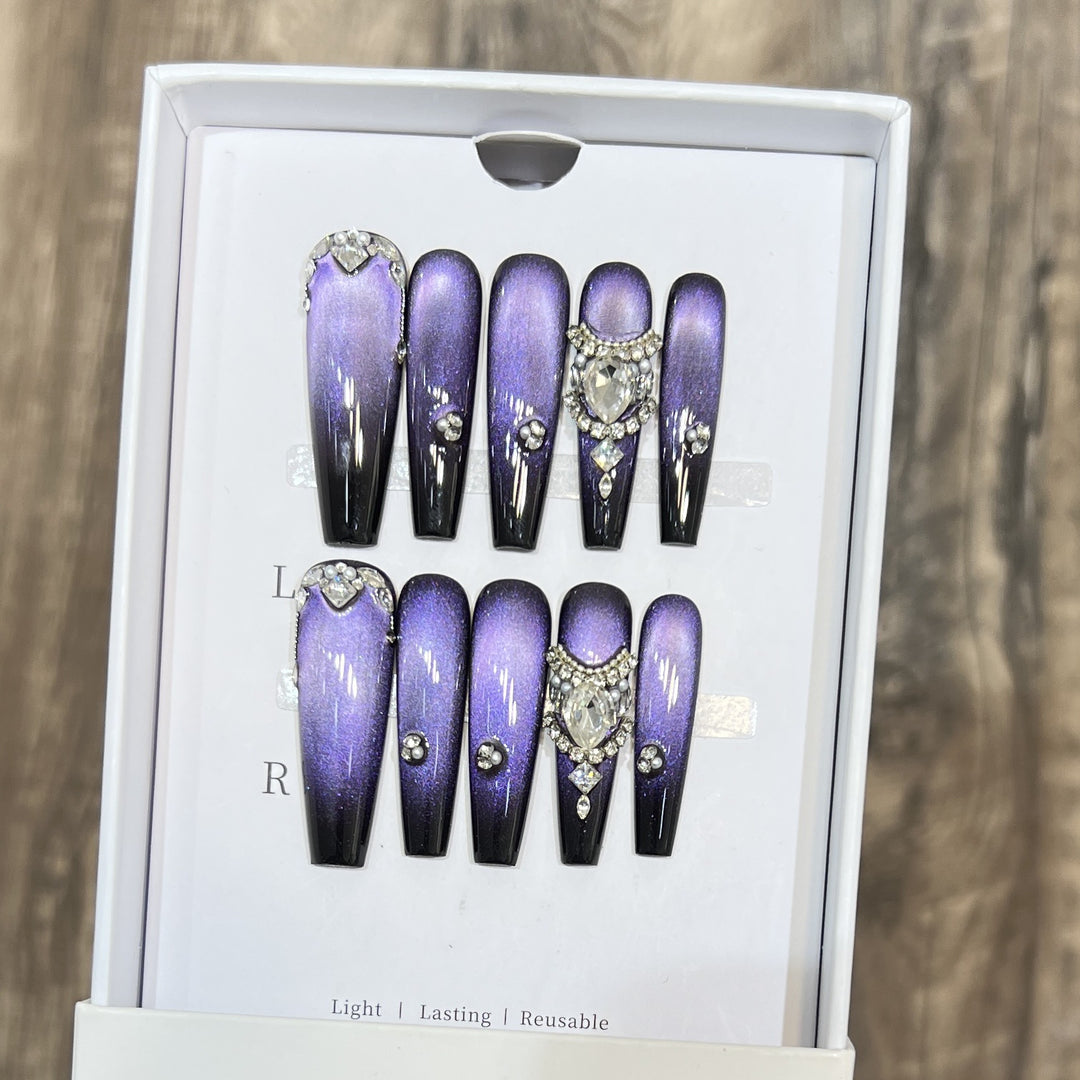 Dekoratives Press-On Nagelkunst-Set mit Edelsteinakzenten Karnz