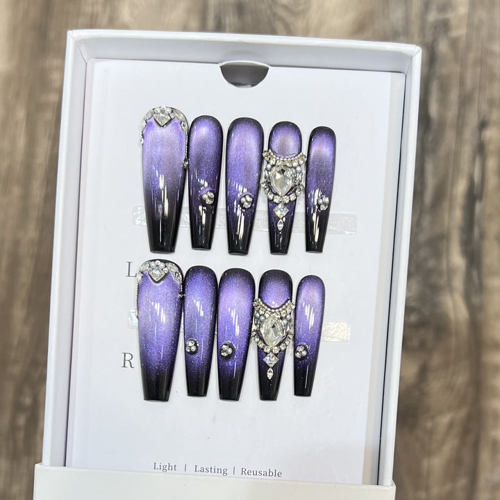 Dekoratives Press-On Nagelkunst-Set mit Edelsteinakzenten Karnz