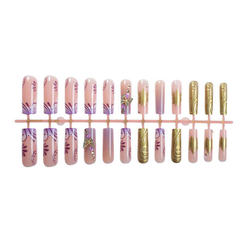 Künstlerisches Nagelkunst-Set mit eleganten Blumen- und Edelsteinakzenten Karnz