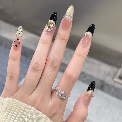 Elegantly gestaltete Press-On Nagelkunst Karnz