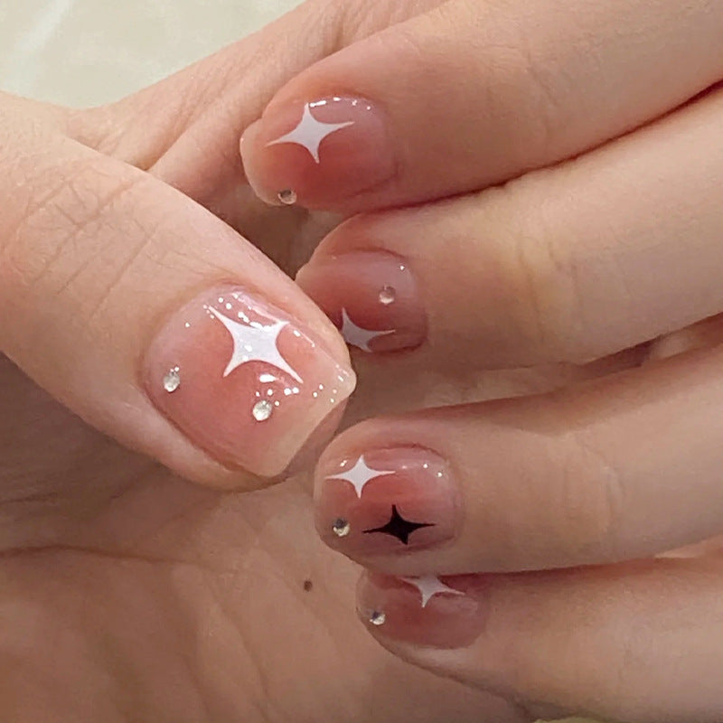 Kunstnagelset mit funkelnden Sternenverzierungen und eleganten Akzenten Karnz