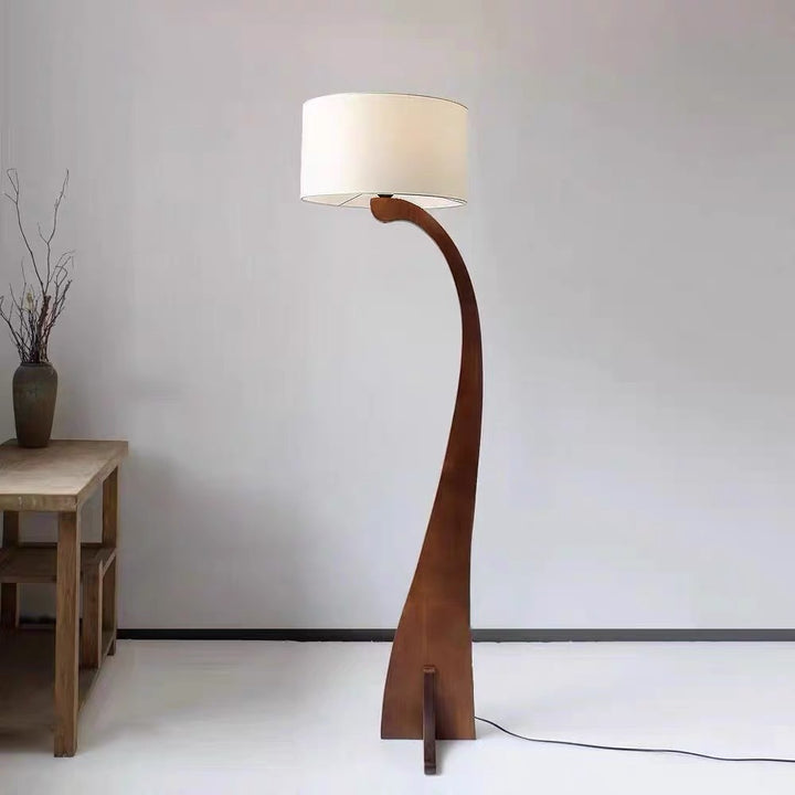 Elegante gebogene Stehlampe