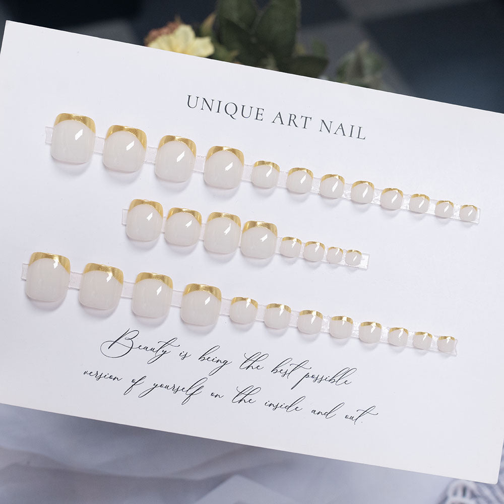 Press-On Nagelkunst mit eleganten goldenen Akzenten