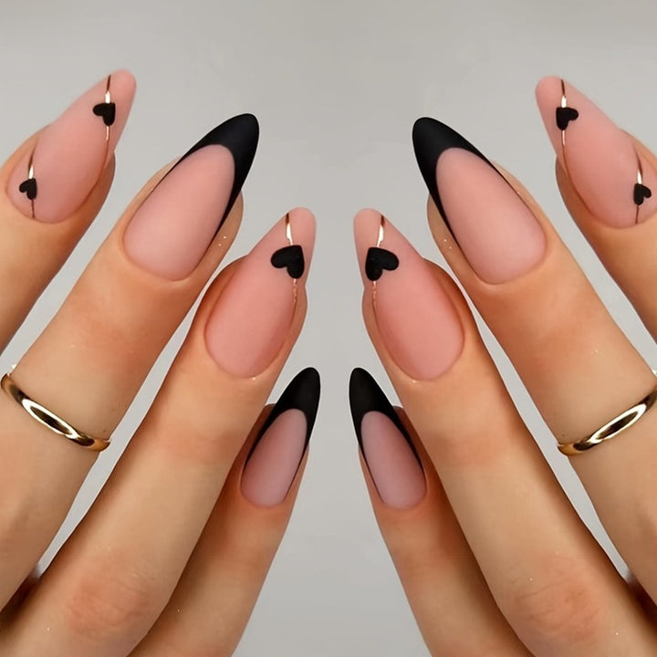 Kreatives Kunstnagelset mit herzförmigen Akzenten und eleganter French-Spitze Karnz