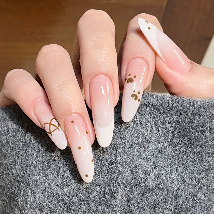 Glamouröse Stiletto Press-On Nageldesign mit eleganten goldenen Akzenten Karnz
