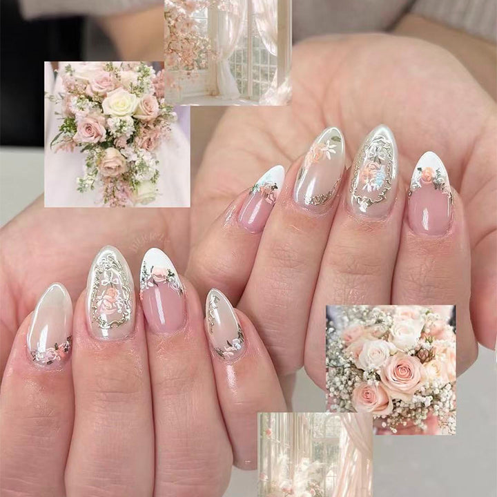 Kreatives Kunstnagelset mit floralen und glitzernden Verzierungen Karnz