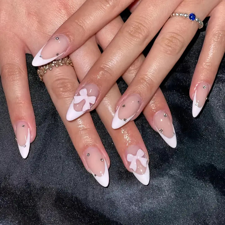 Kunstnagelspitzen mit eleganten Spitzen und floralem Design Karnz