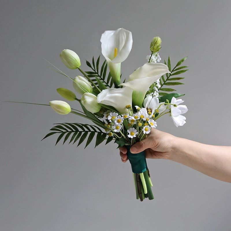 Eleganter floraler Brautstrauß