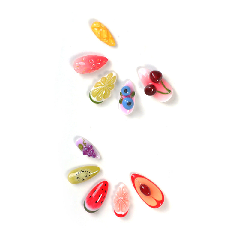 Kreatives Kunstnagelset mit bunten Obstdesigns Karnz