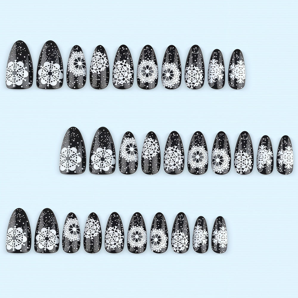 Kunstnägel im einzigartigen winterlichen Design mit Schnee- und Rentiermotiven Karnz