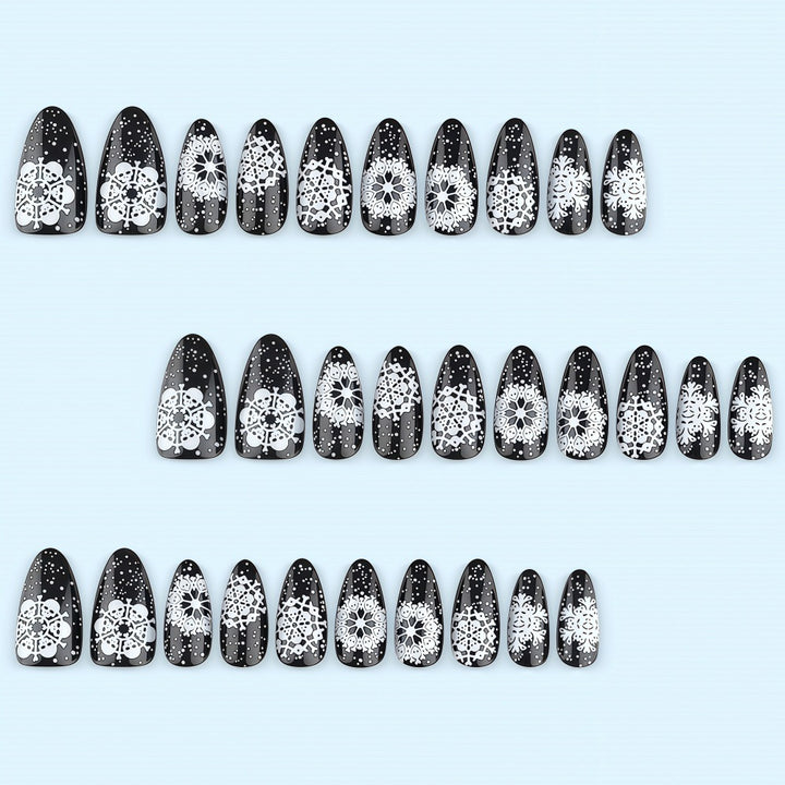 Kunstnägel im einzigartigen winterlichen Design mit Schnee- und Rentiermotiven Karnz