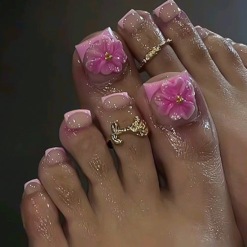 Kunstvolle Fußnagelgestaltung mit floralen Akzenten Karnz