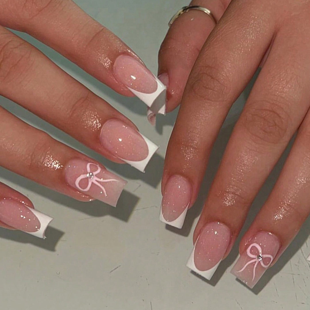 Kunstnagelset mit eleganten Schleifen- und Glitzerakzenten Karnz