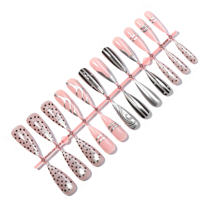 Kunstnagelset mit luxuriösen 3D-Designs und eleganten Akzenten Karnz
