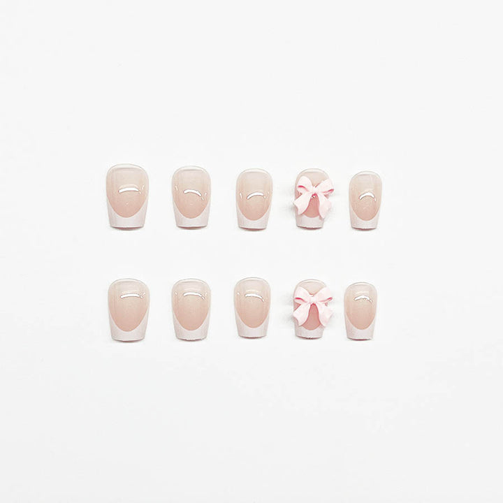 Dekorative French Tip Nagelverlängerungen mit Schleifenakzenten Karnz