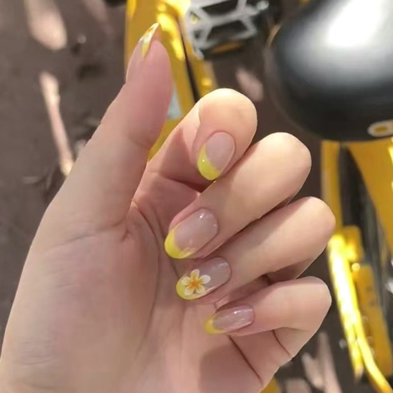 Künstliche Nagelkunst mit blühendem Design Karnz