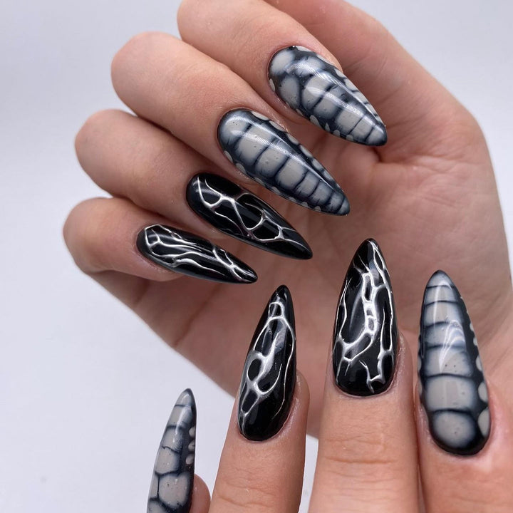Kunstvolle Stiletto-Nägel mit modernem Strukturen-Design Karnz