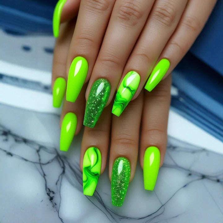 Elegante Kunstnagelverzierung Karnz