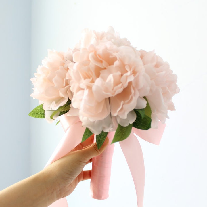 Lebensechter Blumenstrauß mit Seidenblumen