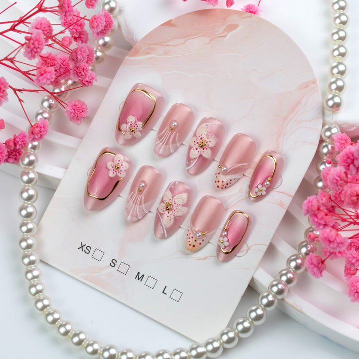Kunstnagelset mit floralem Design und eleganten Akzenten Karnz