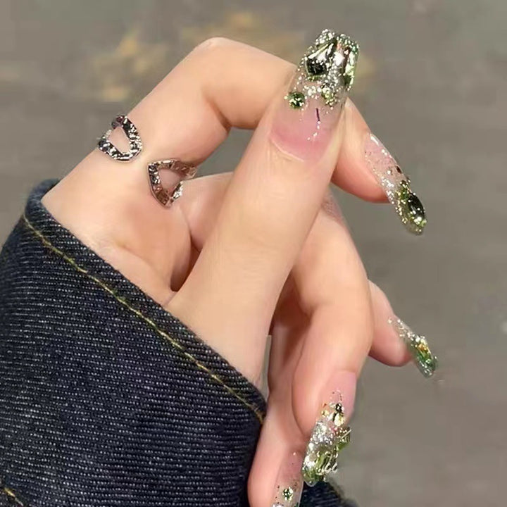 Glitzernde Kunstnägel im modernen Design Karnz