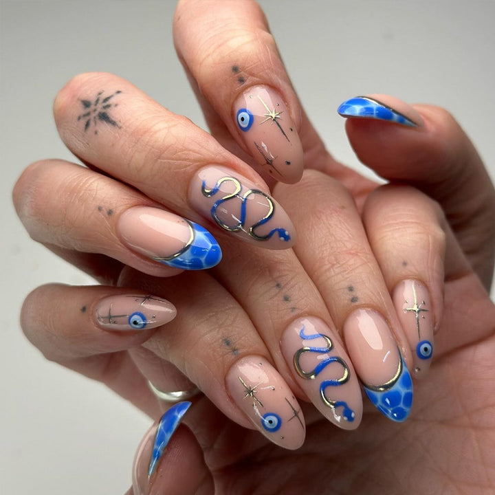 Künstlerische Stiletto Press-On Nägel mit dekorativen blauen Elementen Karnz