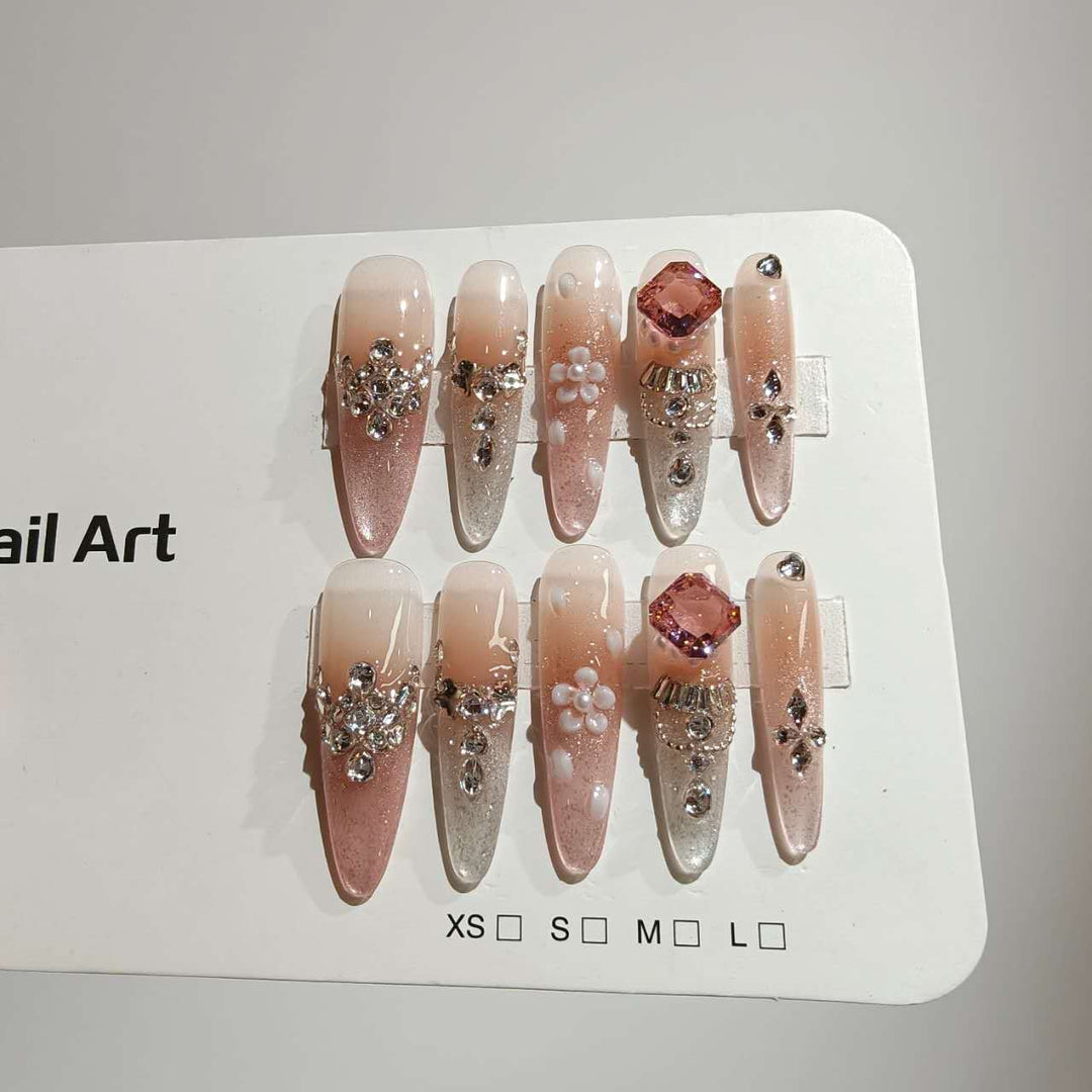 Elegantes Press-On Nageldesign-Set mit Edelsteinverzierungen
