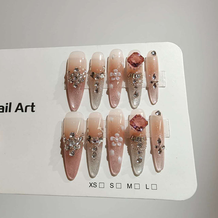 Elegantes Press-On Nageldesign-Set mit Edelsteinverzierungen