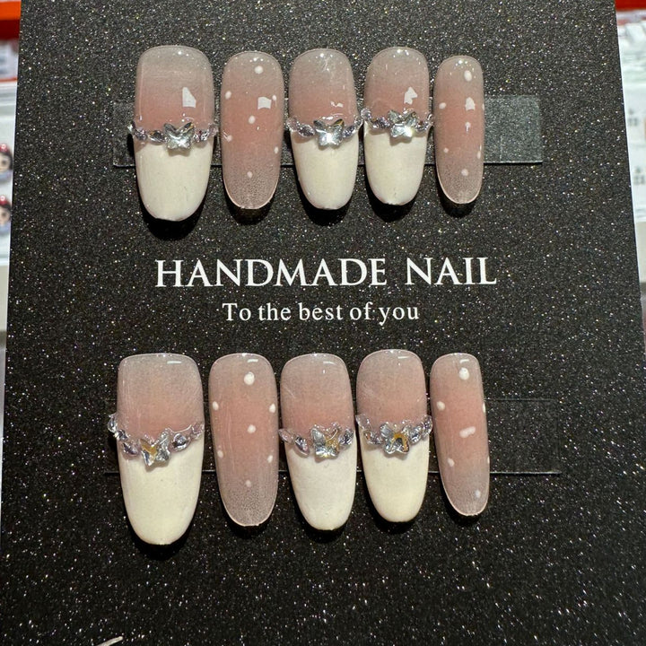 Handgefertigtes elegantes Press-On-Nagelset mit Edelsteindetails