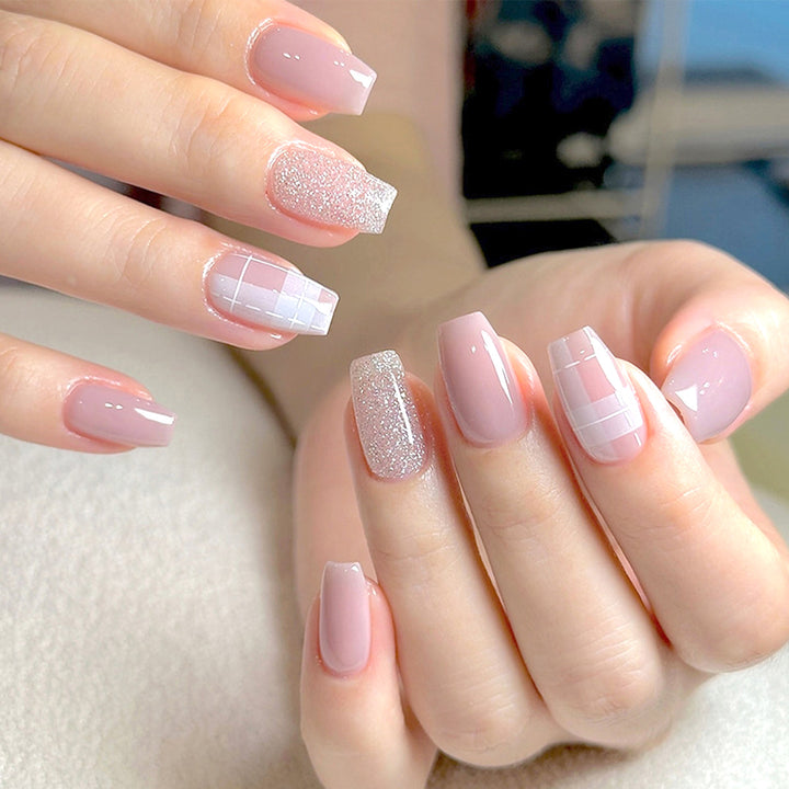 Elegantes Press-On-Nageldesign Karnz