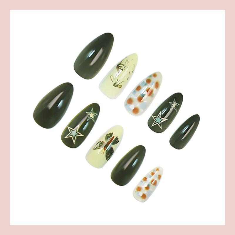 Kunstnagelset mit kreativen Motiven und filigranen Details Karnz