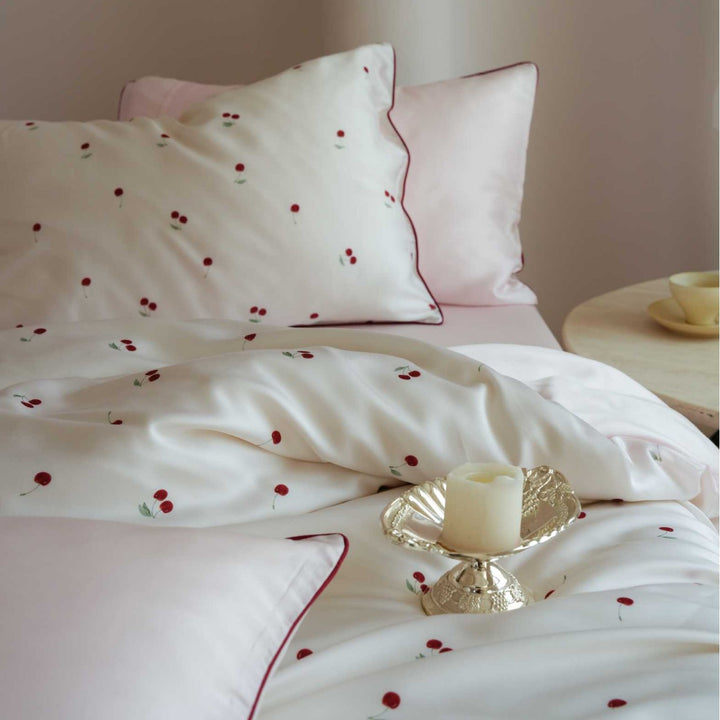 Poliertes Satin Wende-Bettbezug-Set mit gepunkteten Kissenbezügen