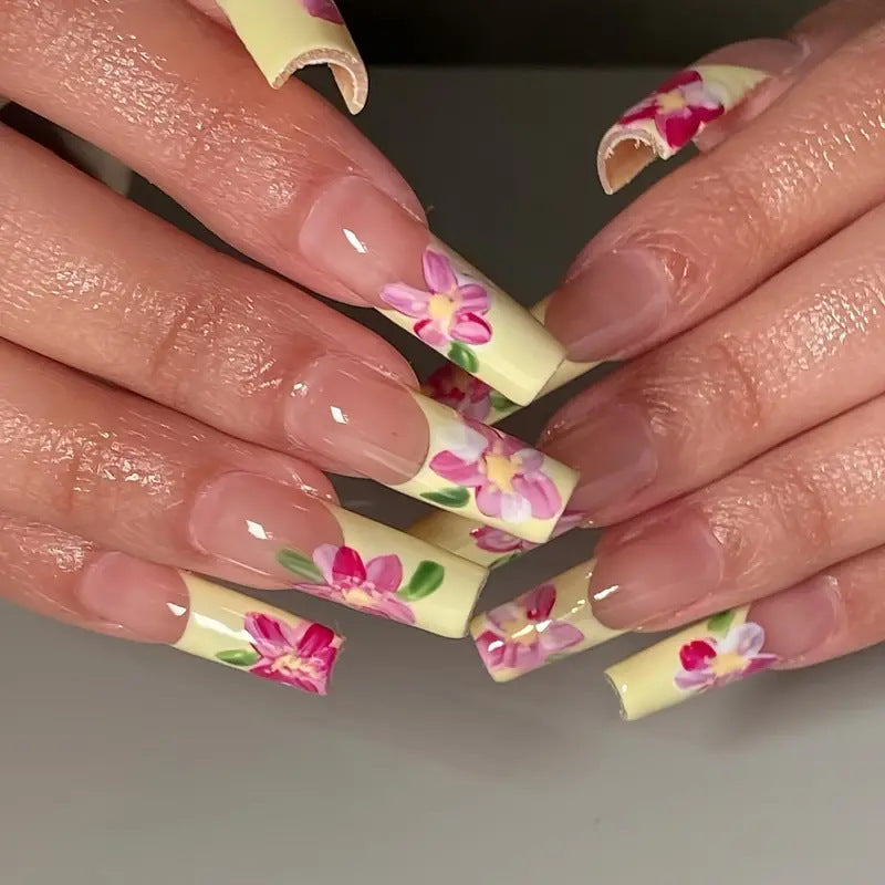 Dekorative florale Design-Nagelverlängerungen Karnz