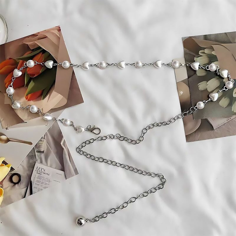 Elegante Kette mit Perlen und Herzanhängern Karnz