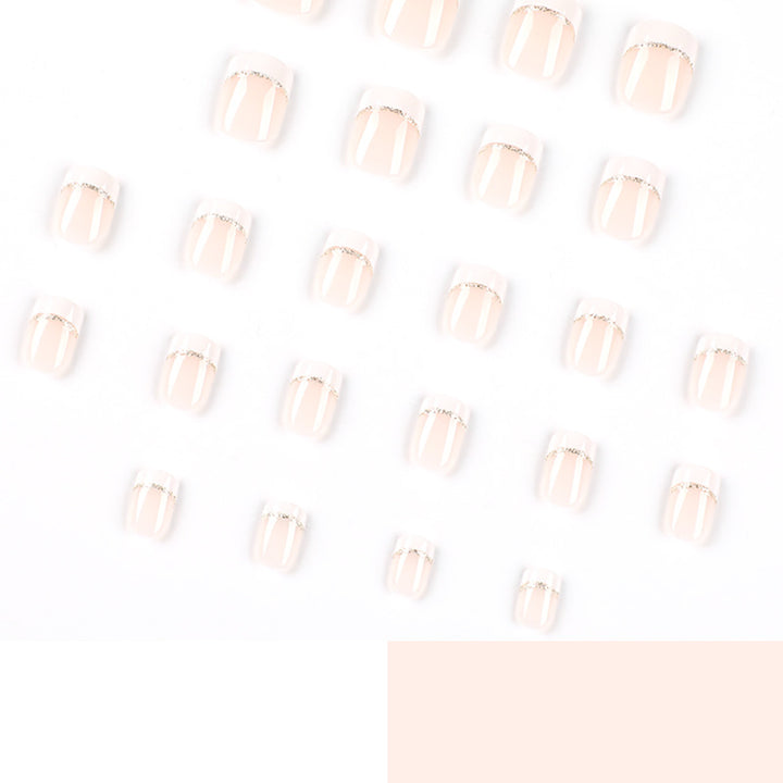 Kunstvolle Nagelverlängerungen mit elegantem French-Tip und Goldakzenten Karnz