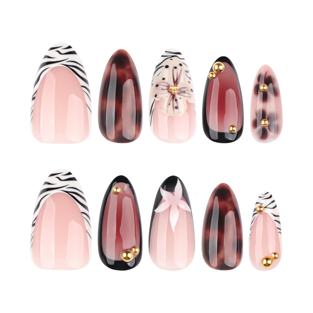 Nail Art mit elegantem Blumendesign und Glitzerakzenten Karnz