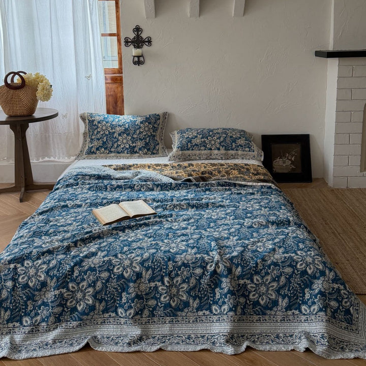 Handgefertigte florale Kantha-Stil Baumwoll-Decke mit passenden Kissenbezügen