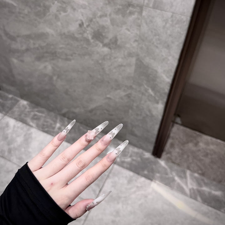 Lange Stiletto-Nagelverlängerungen