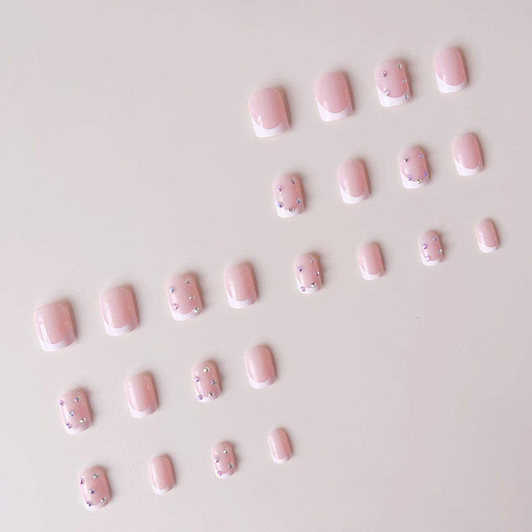 Elegantes Kunstnagelset mit funkelnden Strassverzierungen Karnz