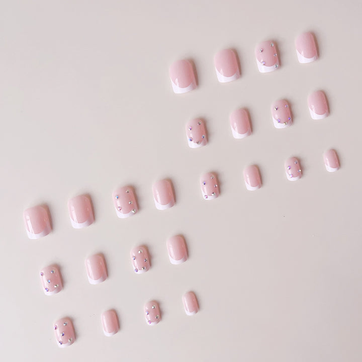 Elegantes Kunstnagelset mit funkelnden Strassverzierungen Karnz