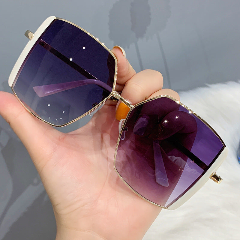 Damen oversized Sonnenbrille mit glamourösem Rahmen Karnz